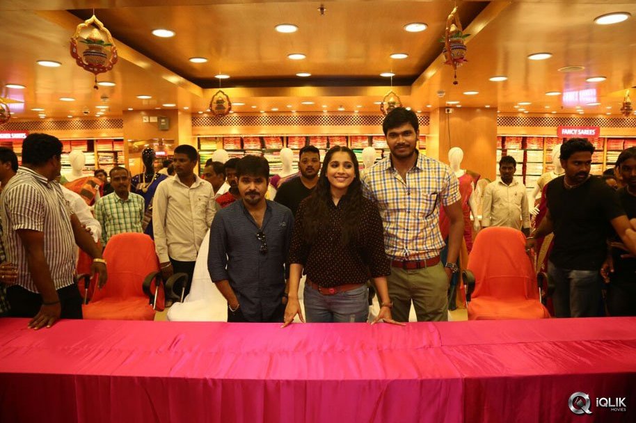Tanu-Vachenanta-Movie-Team-At-South-India-Shopping-Mall-Vijayawada